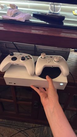 Xbox series s  2 controllers