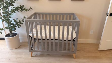 Mini crib with mattress. Never used