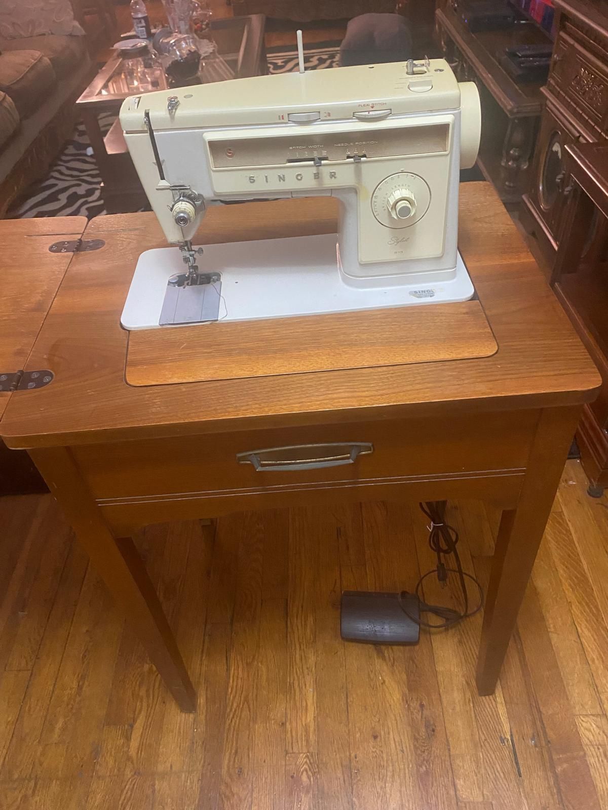 Maquina De Coser Singer Con Varios Cortes De tela