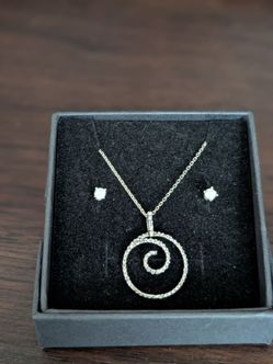 14kt white gold pendant with diamonds