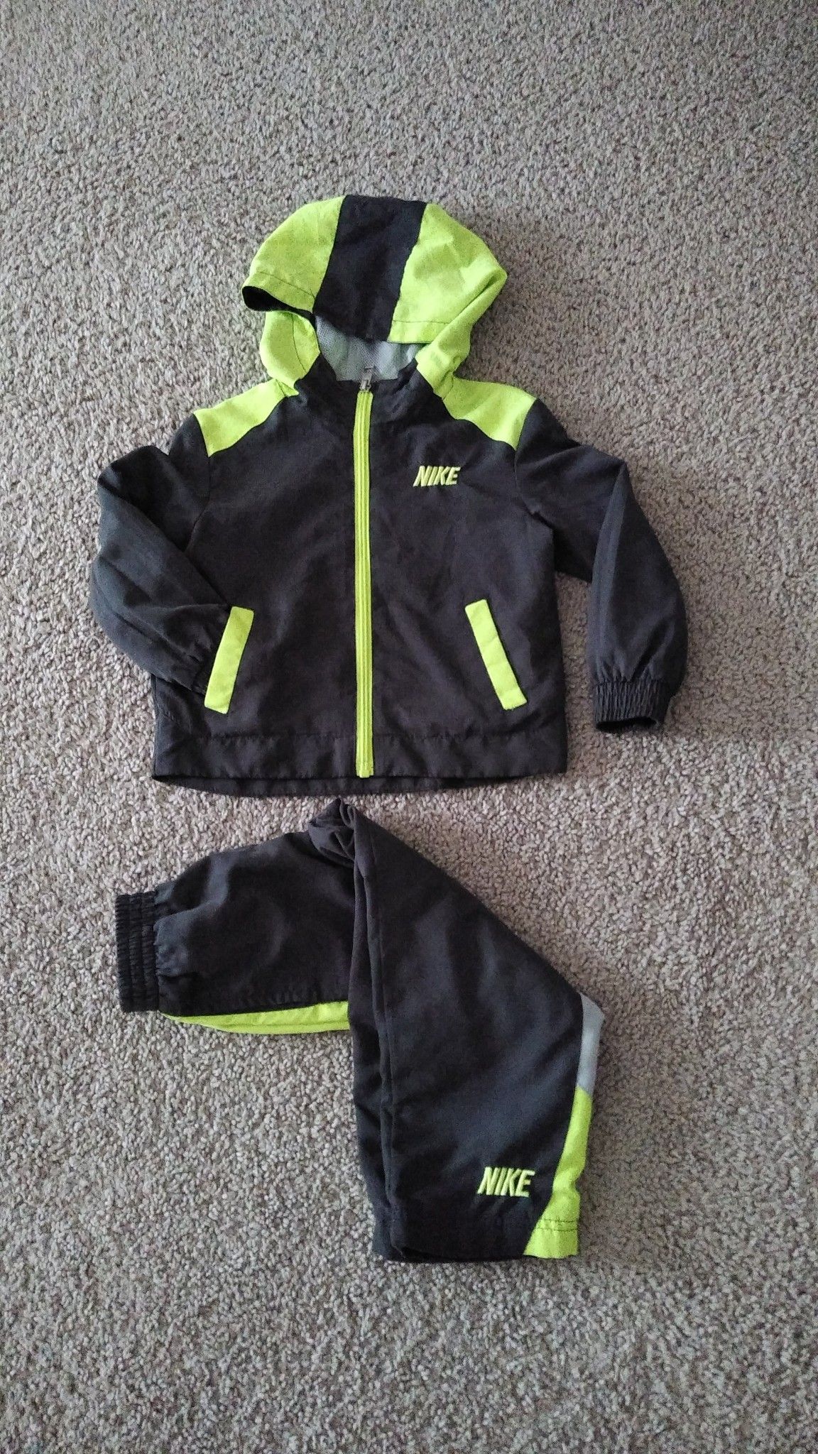 Beautiful Nike Set , toddler size 3 ( excellent condition )