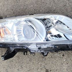2011 2012 2013 2014 2015 2016 2017 TOYOTA SIENNA RIGHT PASSENGER HEADLIGHT