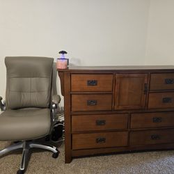 Dresser&boss Chair