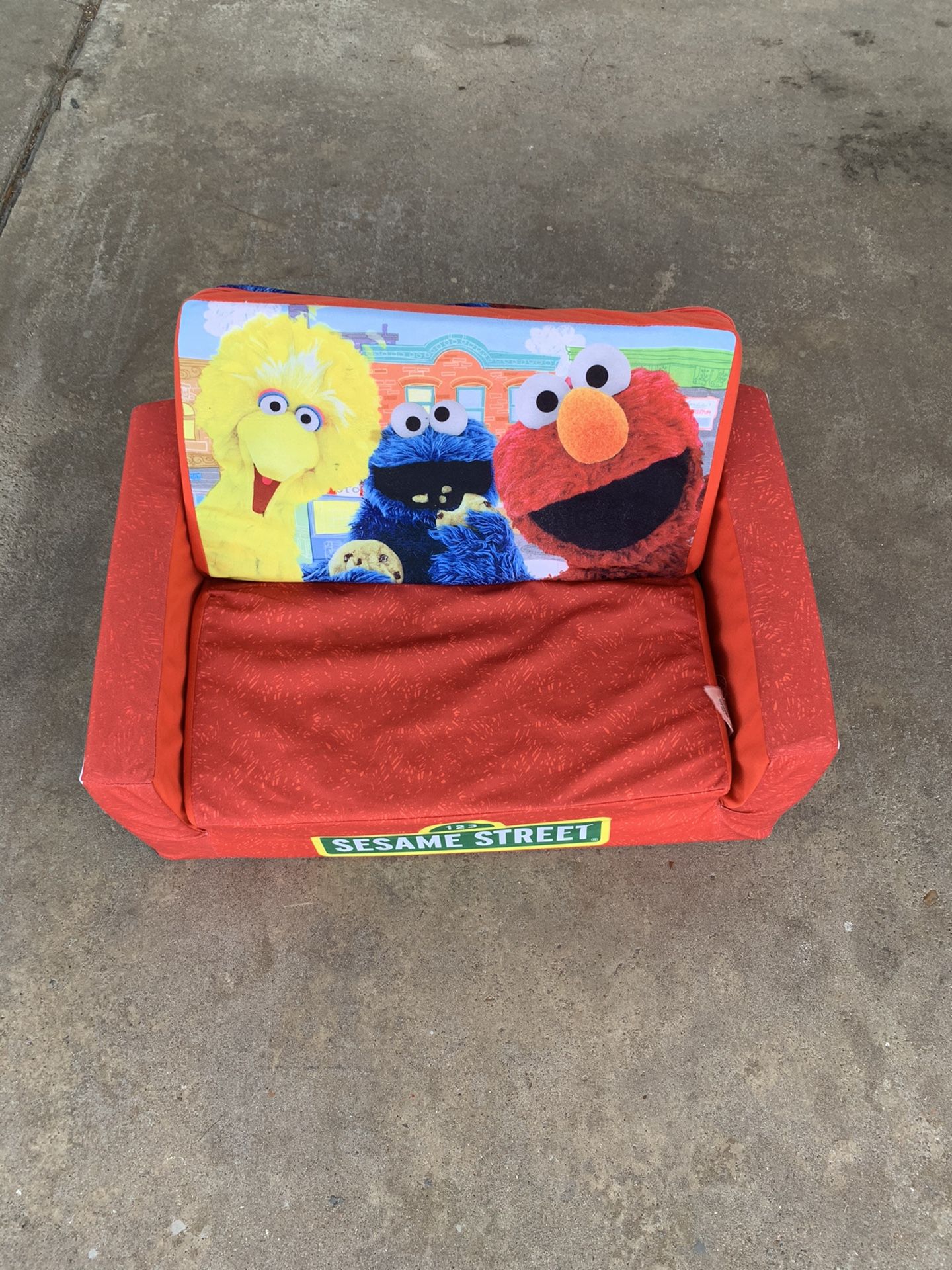 VINTAGE SESAME STREET KIS FOLD OUT SOFA WIITH BUILT IN SLEEPING BAG PRE OWNED GREAT CONDITION