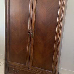 Lexington Queen Size Bedroom Set - Sleigh Bed, Armoire, Dresser w/mirror and nightstand