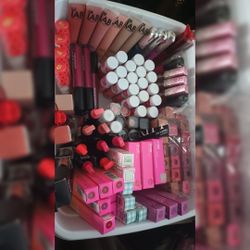 New, and Sealed 🥰 Variety of makeup brands and colors.
All lipglosses $3 each 🫠

 (excludes: Models own brand, the beauty Crop, and beauty Creations
