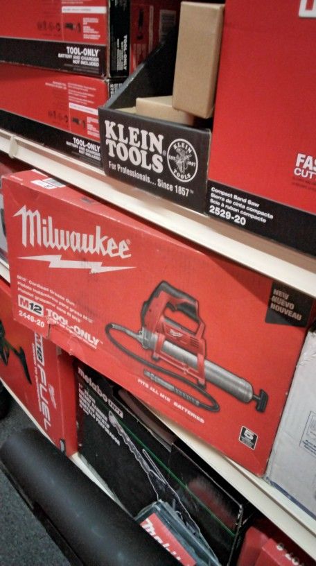 MILWAUKEE M12 CORDLEES GREASE GUN (TOOL ONLY)