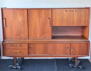 Mid Century Modern Crendenza/Hutch/Sideboard