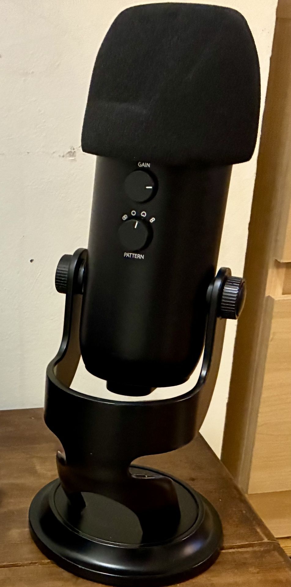 Logitech 4 Creators Blue Yeti USB Microphone + Case