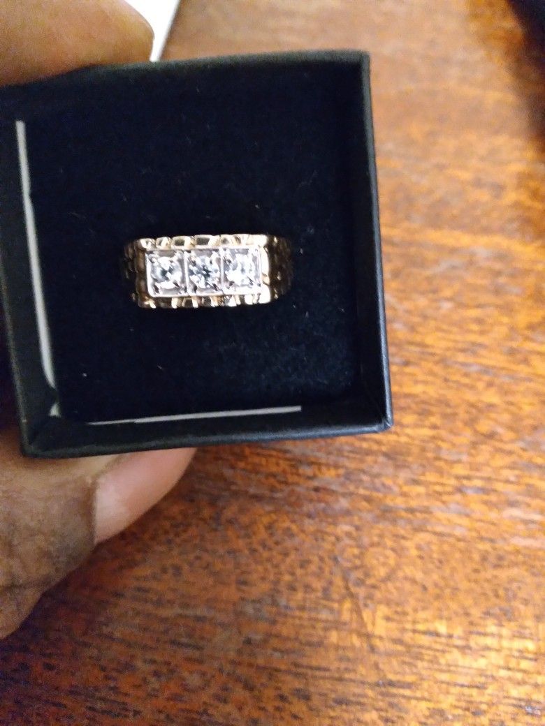10 Karat Gold Ring With Real Diamonds 