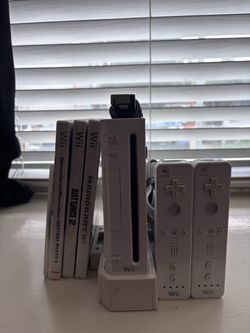 Nintendo Wii Console Bundle with Games and Controllers