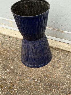 2 plastic pots