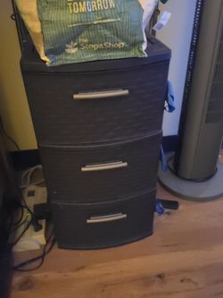 Really nice plastic 3 drawer dresser