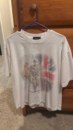 This white graphic t-shirt is from the brand Hypedept and features a distressed soldier graphic in front of a Union Jack flag. Cropped