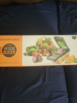 Manual vegetable slicer