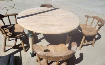 Round table and 4 armchairs