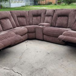 Electric Recliner Sofa Sectional Confortable Exente Condition And VeryClean No Pets No Smoke No Stain $495