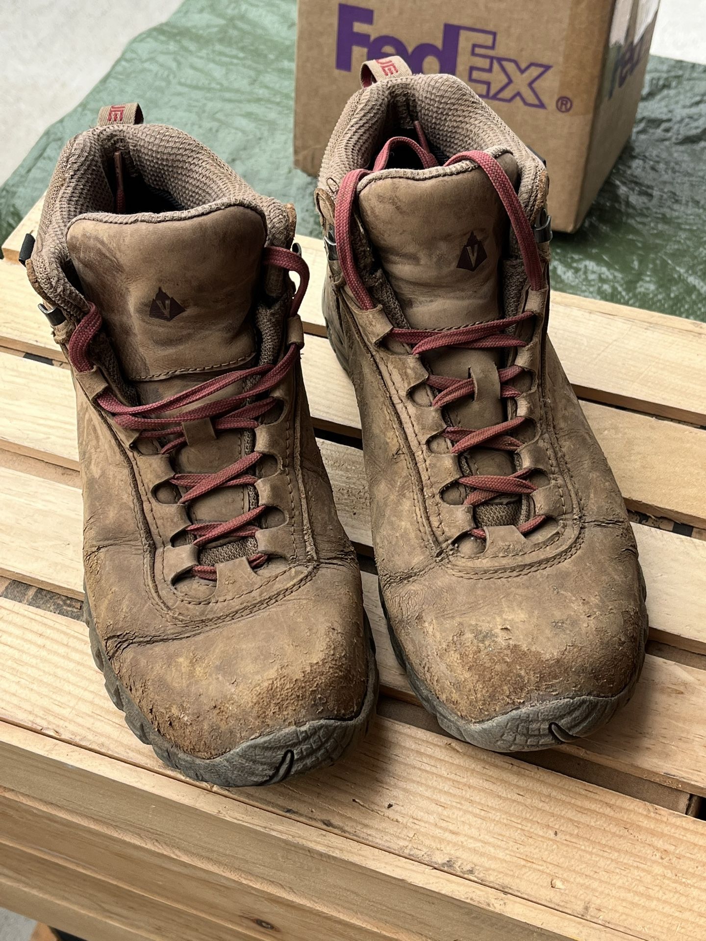 Sque hiking boots