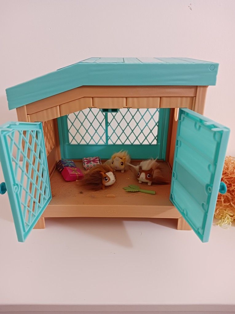 Little Live Pets Guinea Pig Hutch Playset w/ 3 Guinea Pig Figures