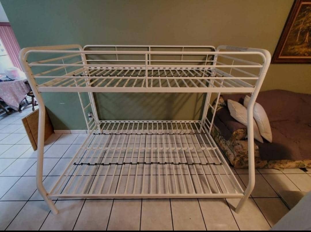 I'm selling a Twin/Full bunk bed.