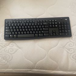 Logitech MK270 Wireless Keyboard and Mouse 