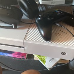 Xbox One With Turtle beach Headset And Controller 