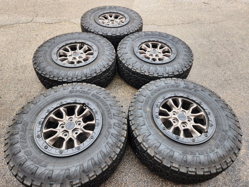 17" Jeep Wrangler 392 oem Beadlock Wheels And Tires