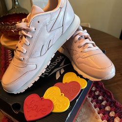 Reebok Classic Leather 7Y-fits Women’s 8.5  Color: Pink & White 