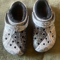 FLEECE LINED BANDANA PRINT CROCS