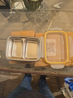 stainless steel bento box / meal prep container.  lonchera de acero inoxidable con compartimentos