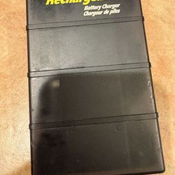 Handy Rayovac rechargeable battery charger AA/AAA Works great