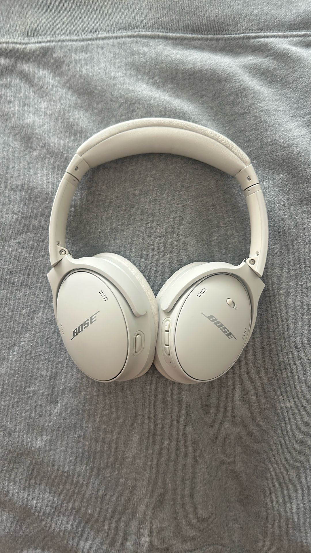 White/Beige Bose QuietComfort 45 Headphones