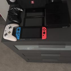 3 Nintendo Switches (with Case/ 2 Controllers 1 Joycon)