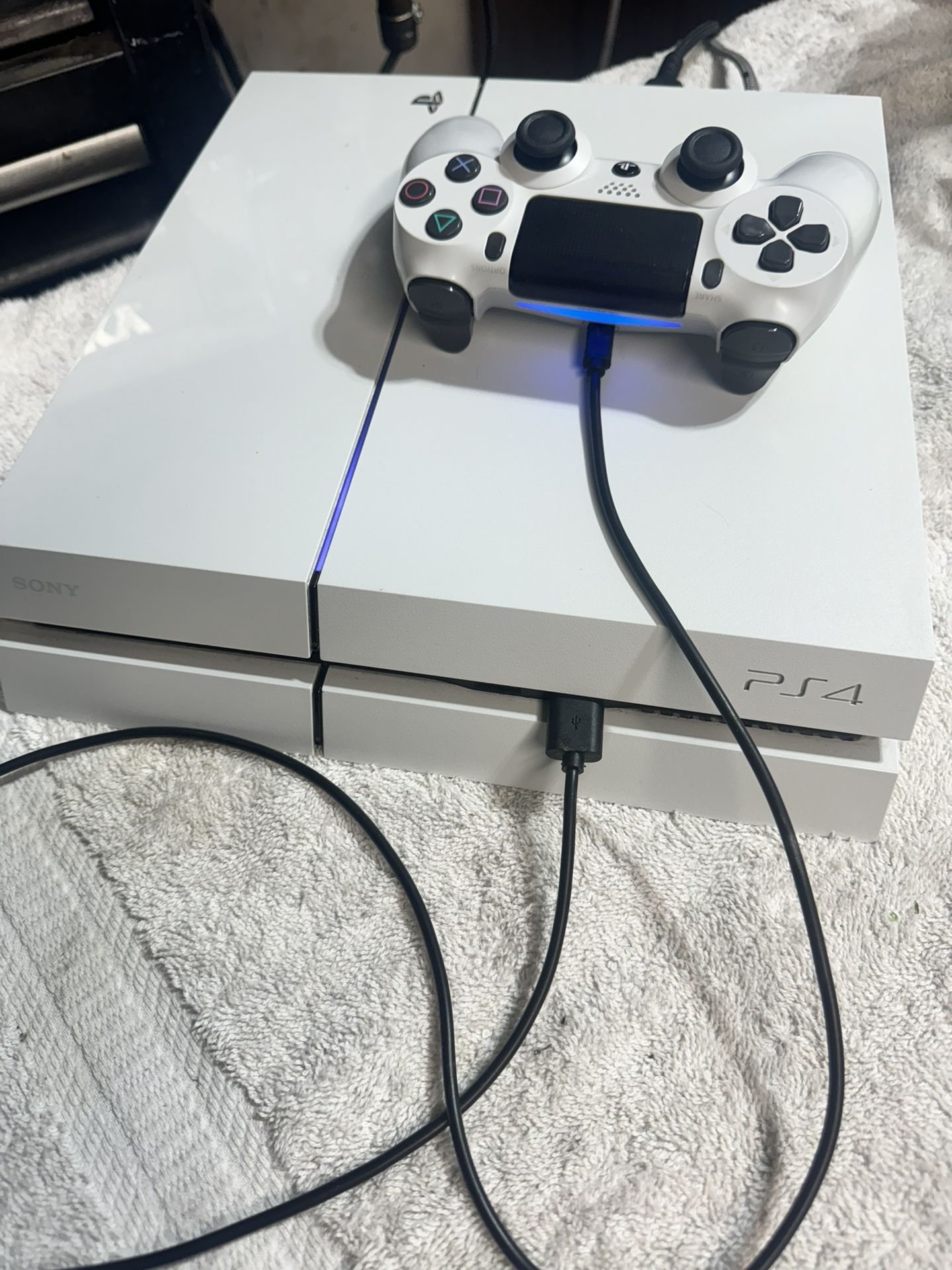 Excellent White PS4 Bundle 