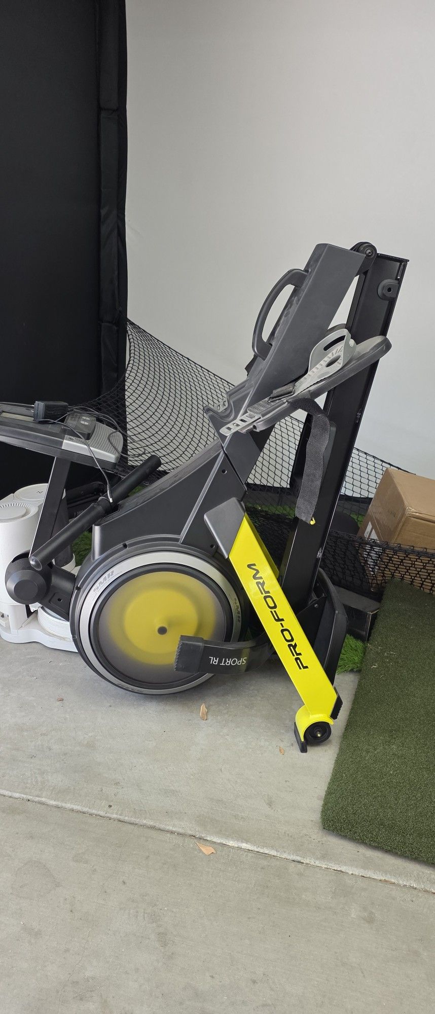 Pro Form Rowing Machine. Works Well