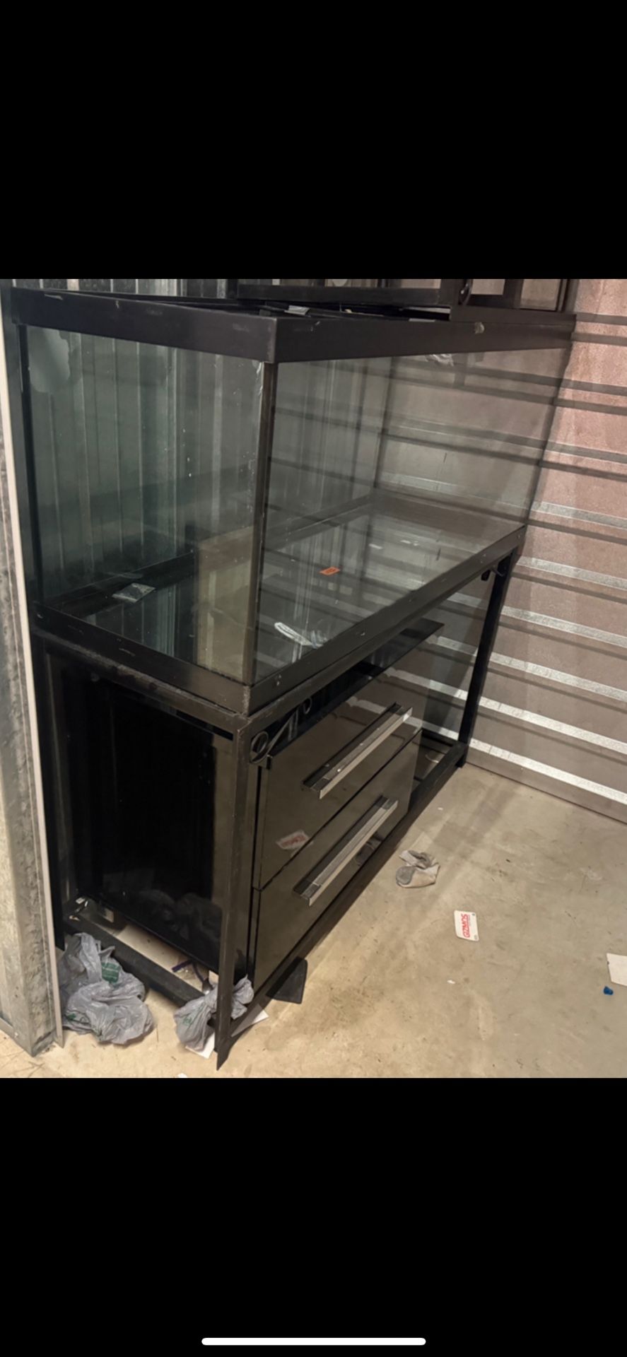 Acuario grande con base y gavetas / Large Fish Tank with Cabinet