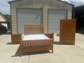 Queen bedroom set/ Amoir/ 2 night stands
