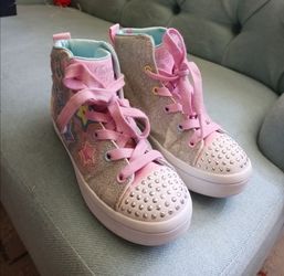 Sketchers tennis shoes