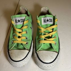 Unisex Converse All Star Low Top Neon Green Women’s Size 6. Men’s Size 4. Excellent Pre Owned Condition 