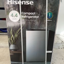 Hisense 4.4 Cu ft Single Door Mini Refrigerator (BRAND NEW)