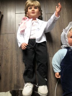 MY TWINN doll (like new) with matching doll & little girl outfits