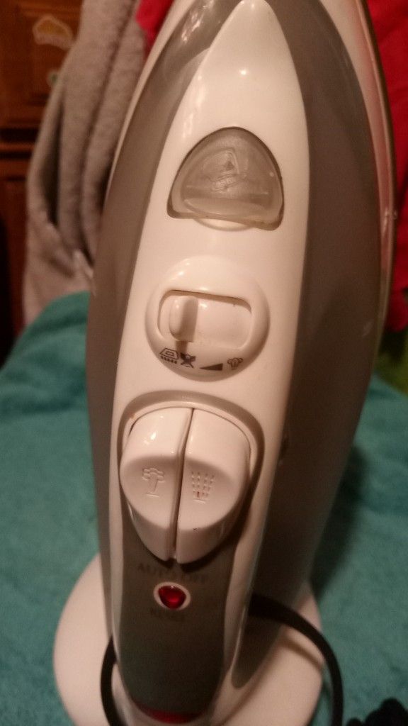 Black + Decker Easy Steam Iron for Sale in Frostproof, FL - OfferUp