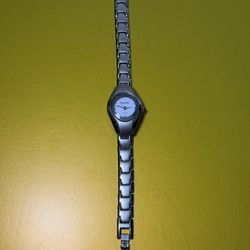 Vintage Gucci Women’s Watch Silver Bracelet Needs Battery