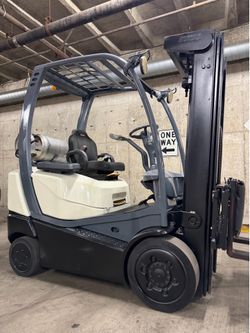CROWN forklift latest model, 5000 lb, 3 stage, side shift