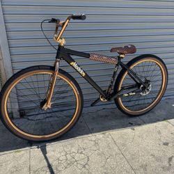 Throne The Goon Modelo Limited Edition