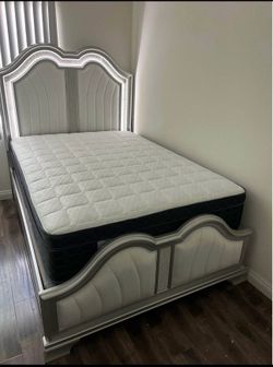 Queen size bed frame new in a box mattress included  we offer same day delivery   Cama Queen size Nueva en Caja Colchon. Incluido entregamos a domicil