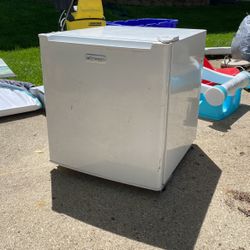 Mini refrigerator