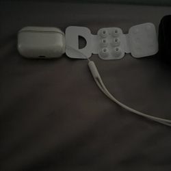 Selling Apple AirPods 2nd generation Noise Cancelling 