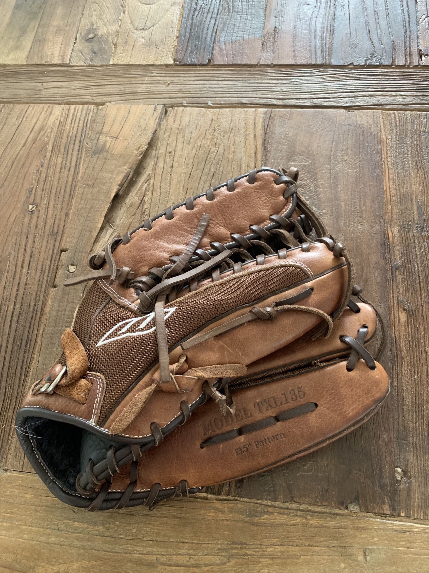 Worth TXL135 13.5” men’s softball glove
