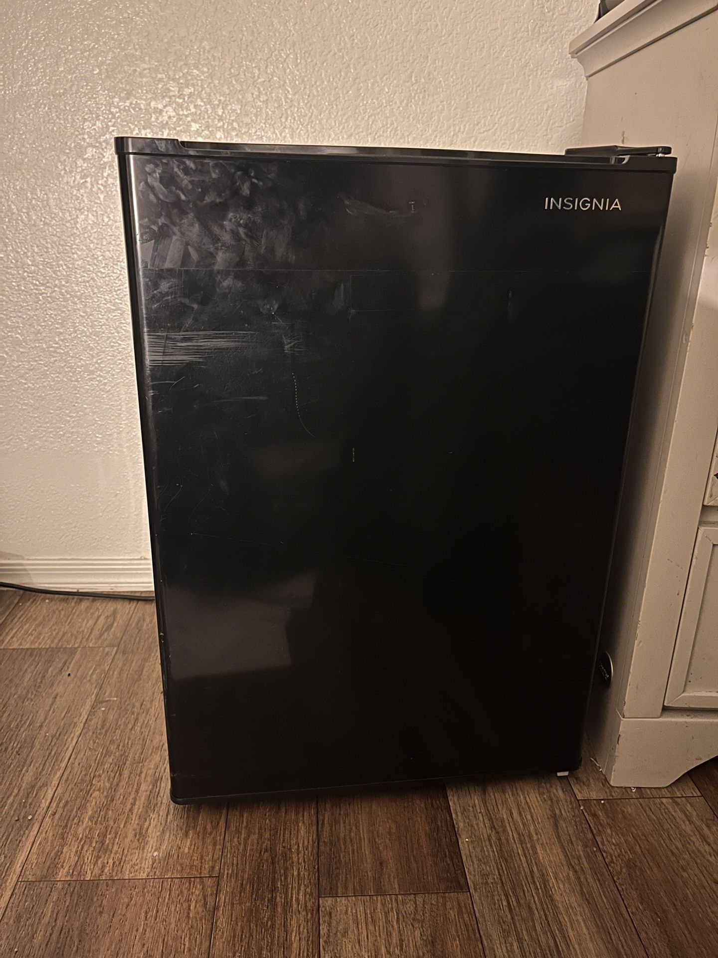 Mini fridge 19x27Inch Insignia